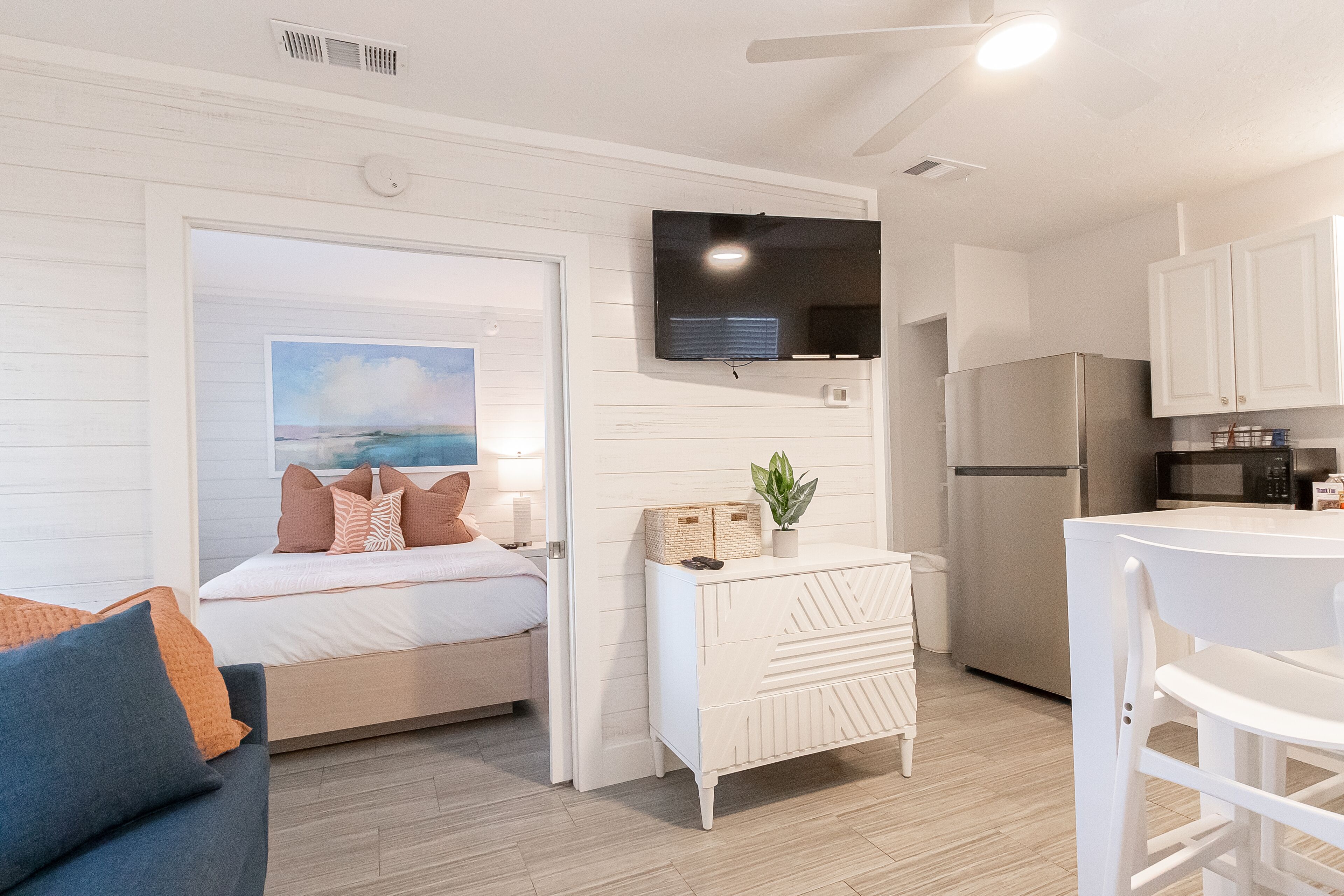 Beach nearby, white sand, beach towels