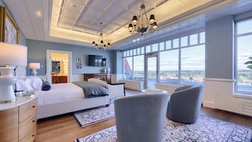 Suite studio luxueuse, 1 trÚs grand lit, réfrigérateur, vue sur la ville | Espace de travail pour ordinateurs portables, fer et planche à repasser