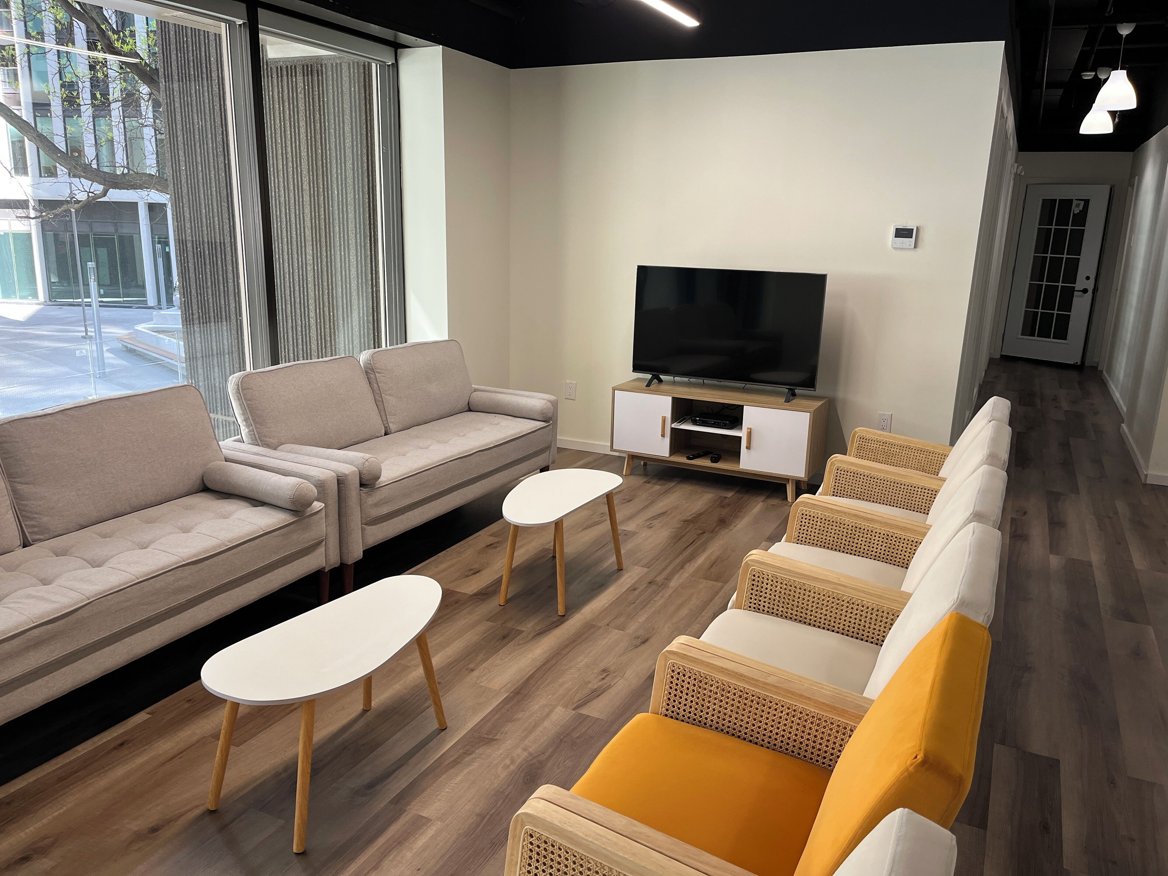 Full-size fridge, microwave, dishwasher, cookware/dishes/utensils