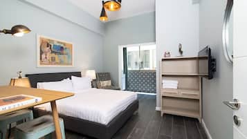 Comfort Studio | Private kitchen | Mini-fridge, microwave, coffee/tea maker, electric kettle