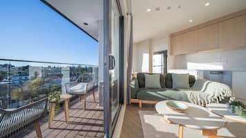 Departamento Confort, balcón | Cocina privada | Refrigerador, microondas, horno y parrilla de estufa