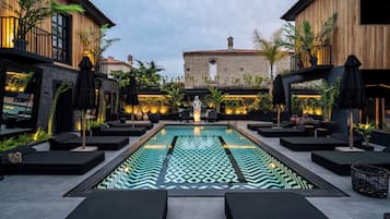 Piscine extérieure en saison, cabanas gratuites, parasols