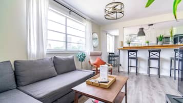 Frigorifero con congelatore, microonde, forno, piano cottura