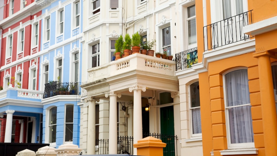 Colorful terraced houses in Notting Hill, London, showcasing the neighborhood’s signature pastel facades and elegant architecture.