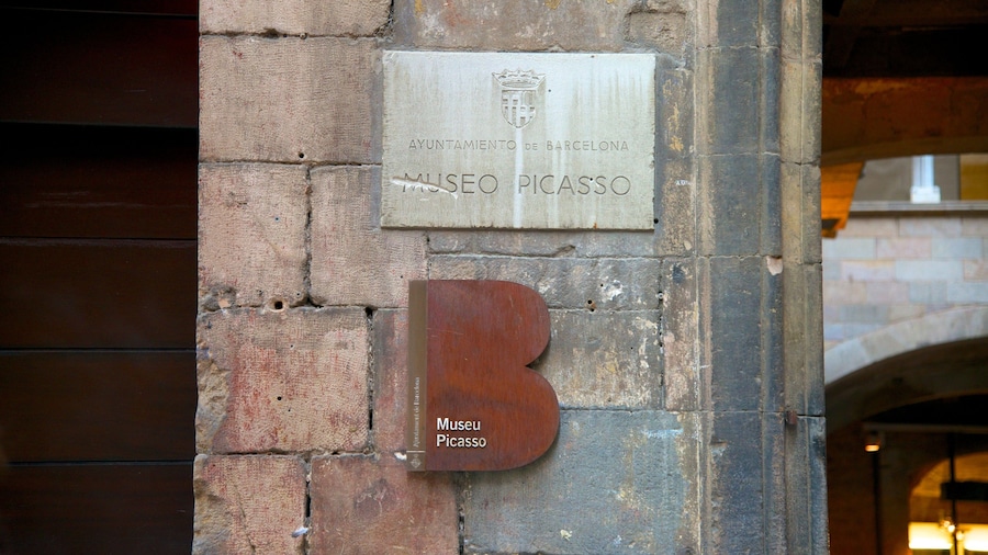 Entrance sign of the Picasso Museum (Museu Picasso) in Barcelona, located in the Gothic Quarter’s historic stone buildings.