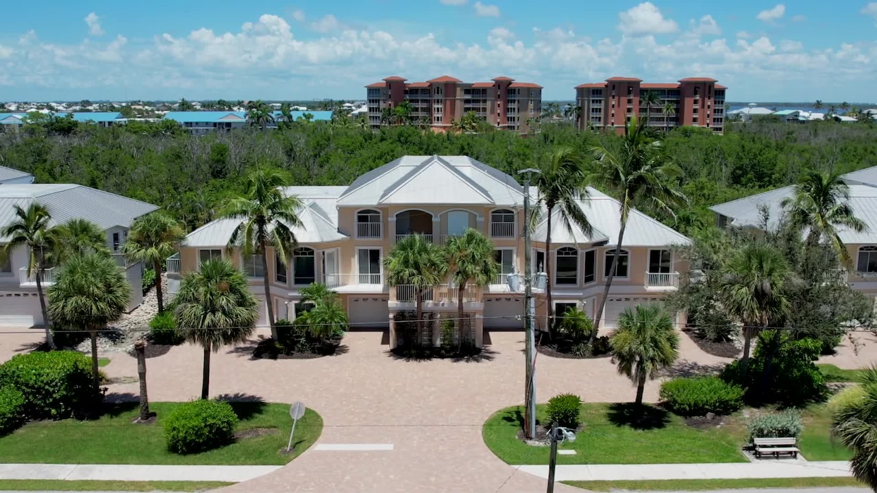 宿泊施設による動画