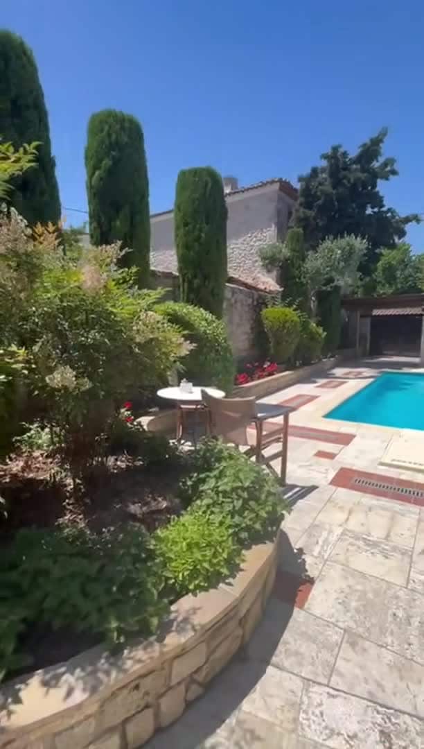 宿泊施設による動画