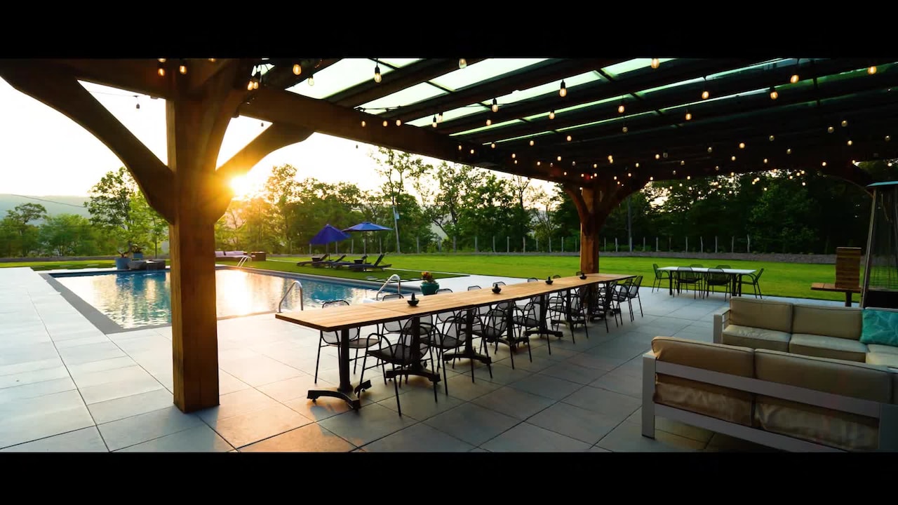 宿泊施設による動画