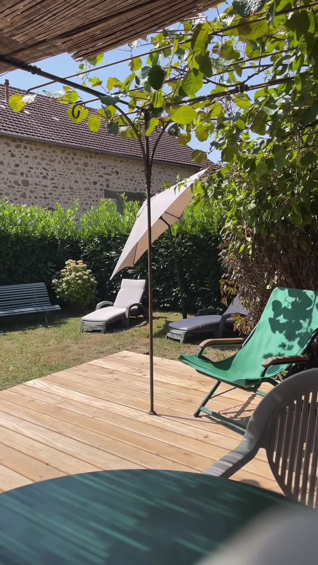 宿泊施設による動画