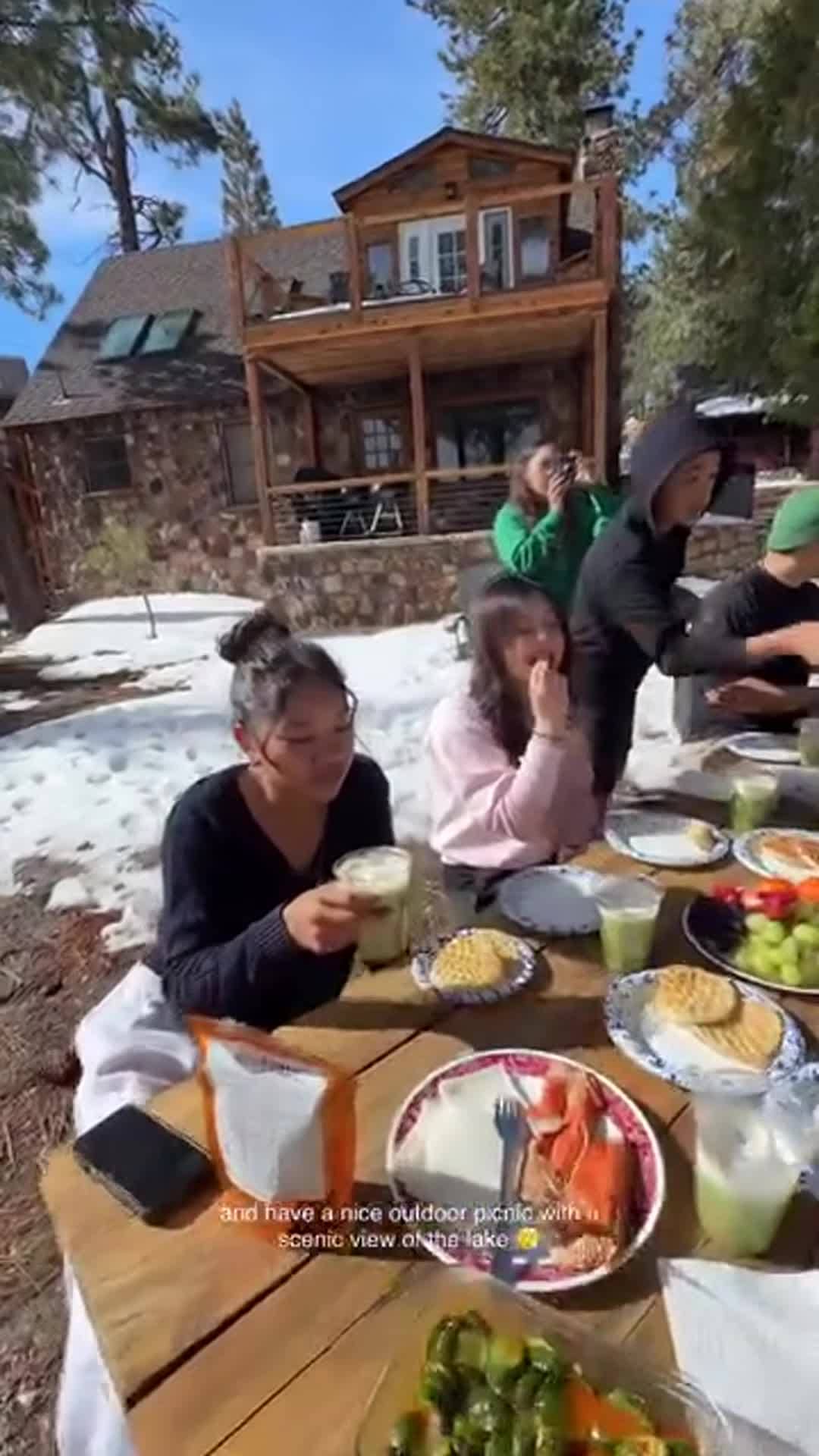 宿泊施設による動画