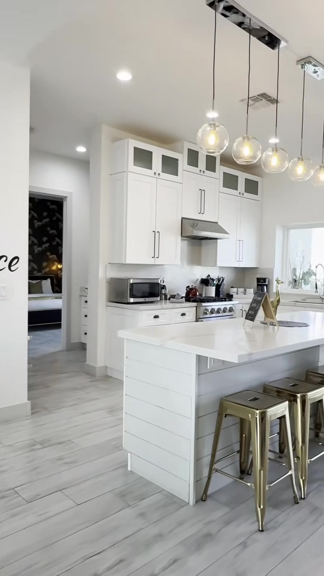 宿泊施設による動画