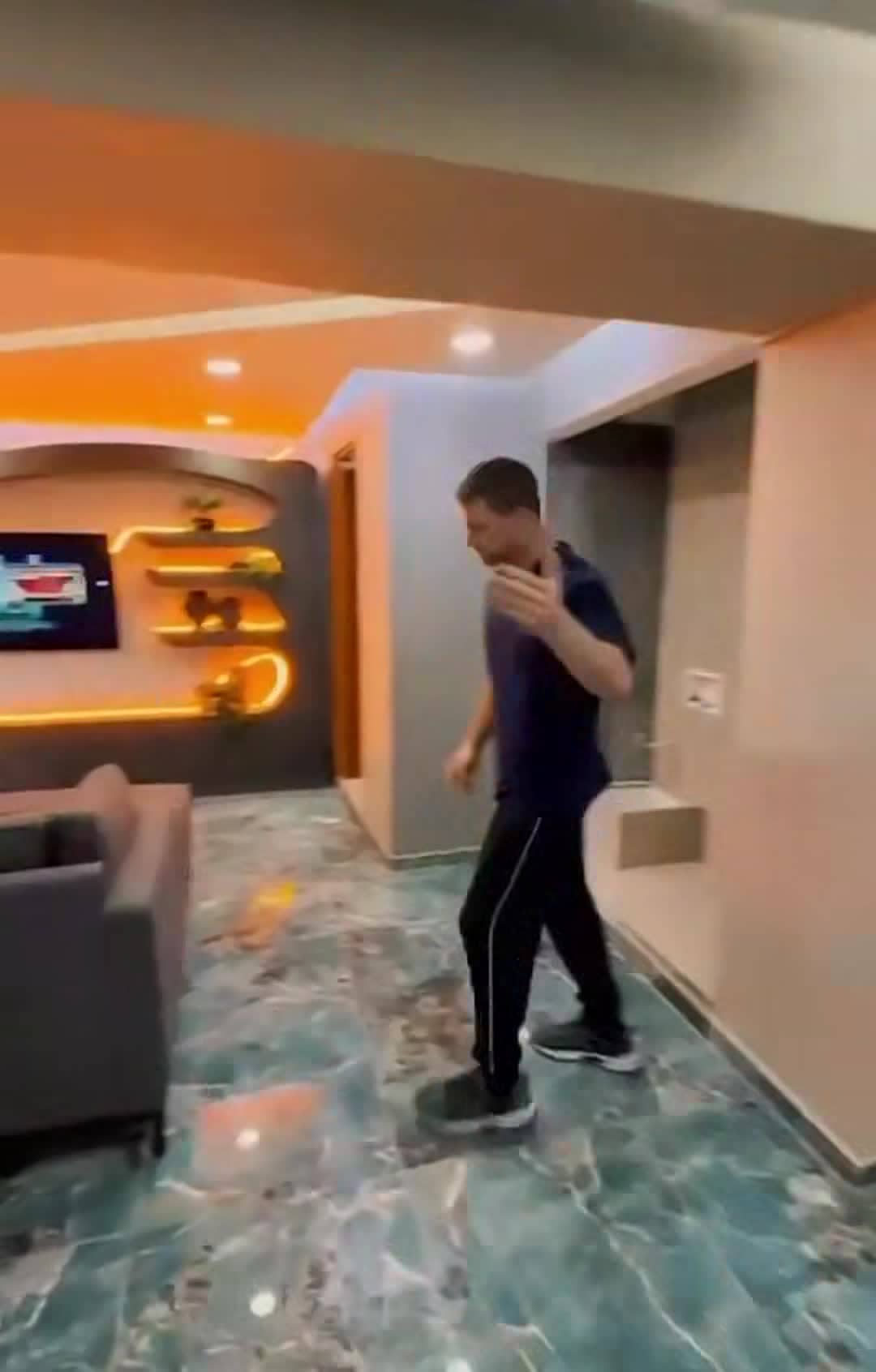 宿泊施設による動画