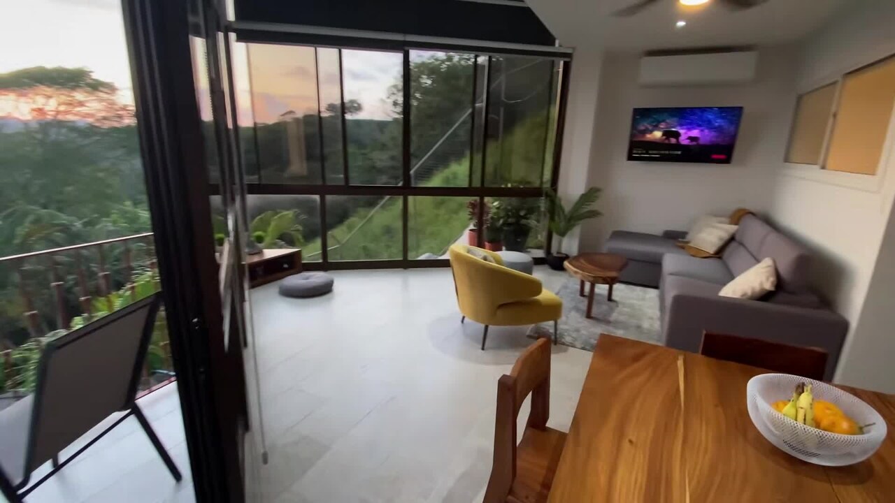 宿泊施設による動画