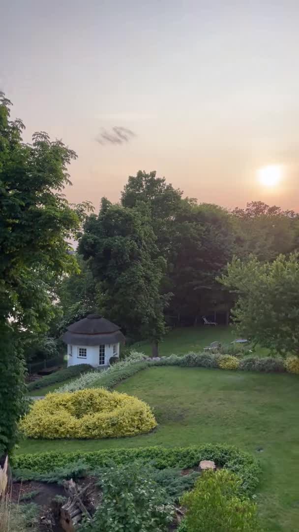 宿泊施設による動画