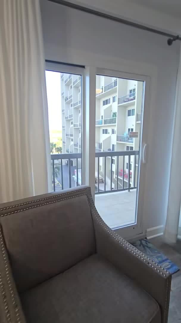 宿泊施設による動画