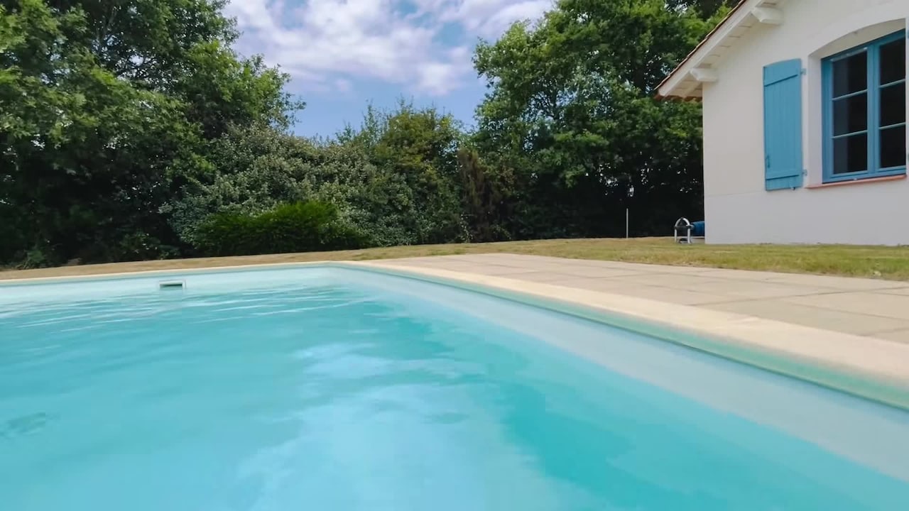 宿泊施設による動画
