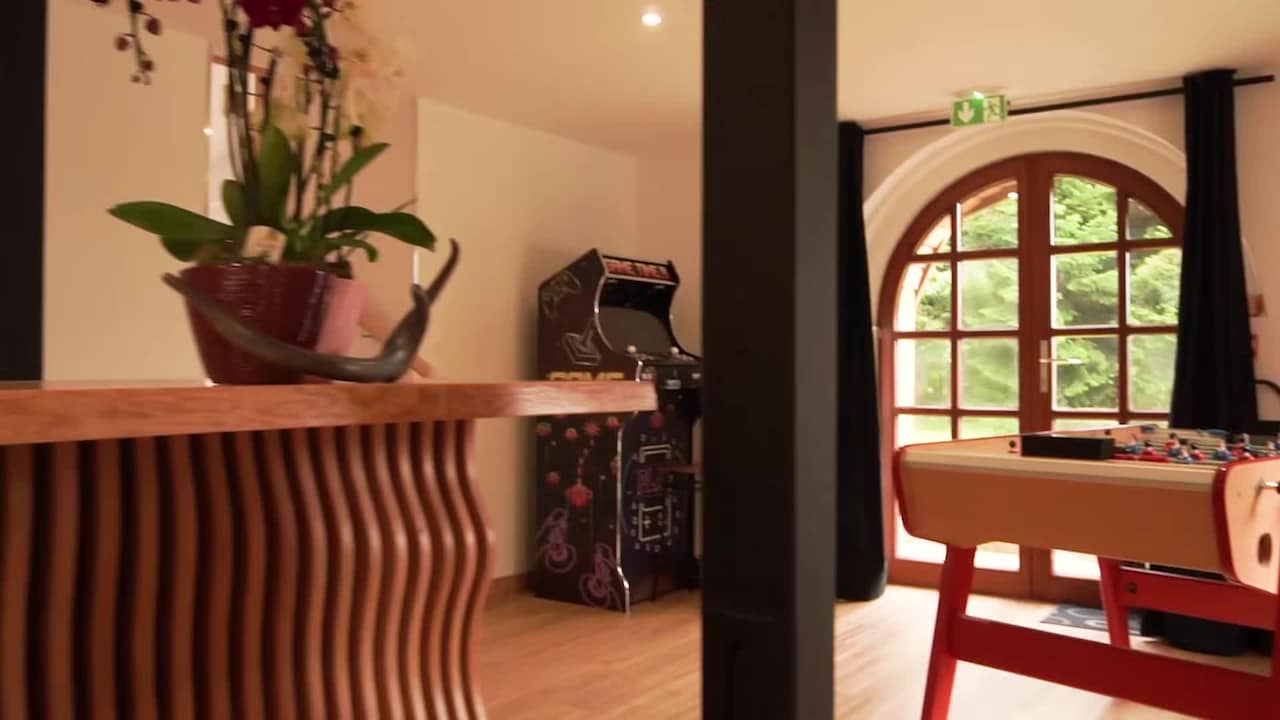 宿泊施設による動画