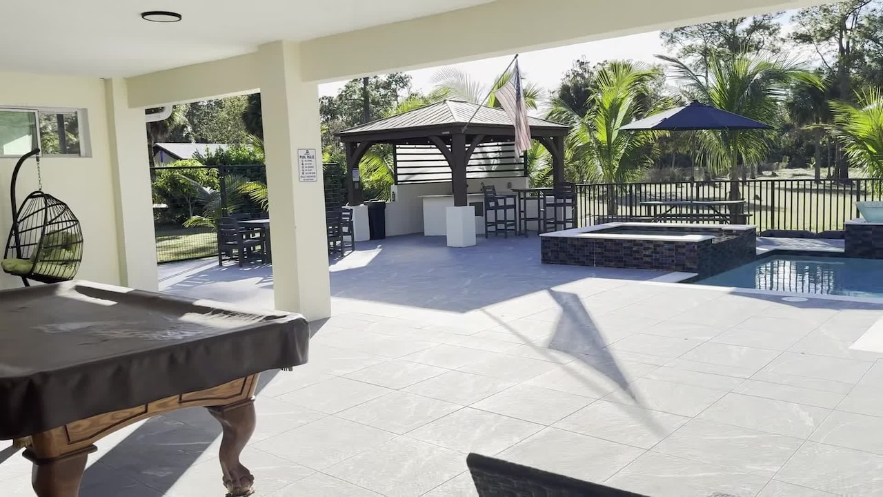 宿泊施設による動画