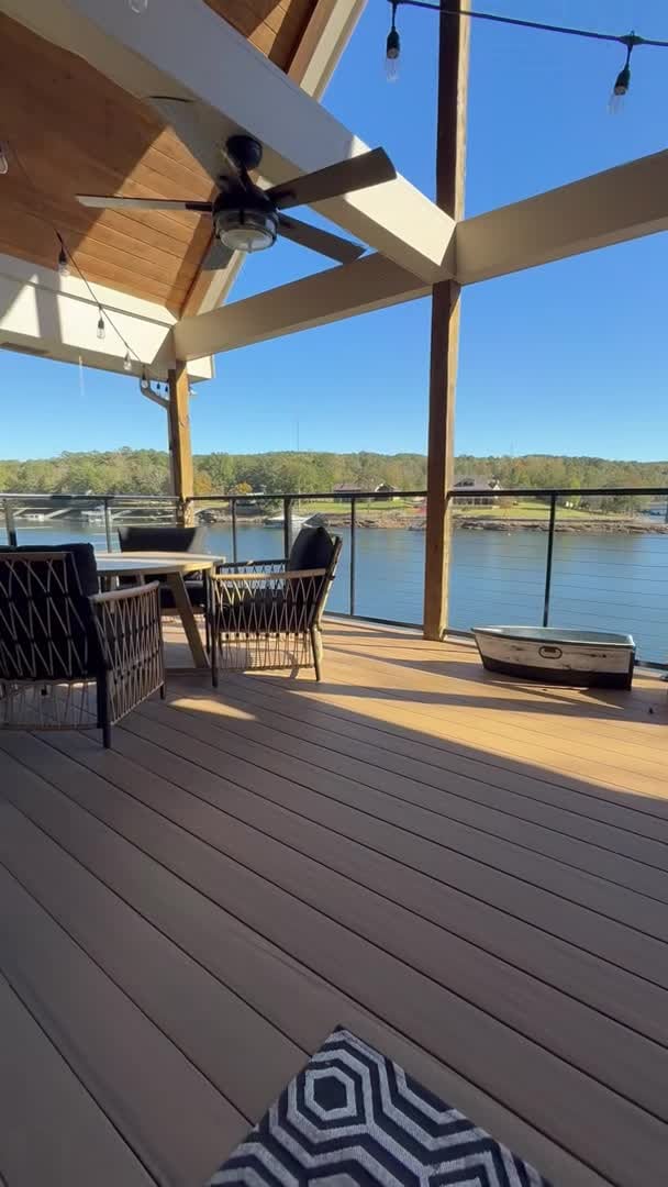 宿泊施設による動画