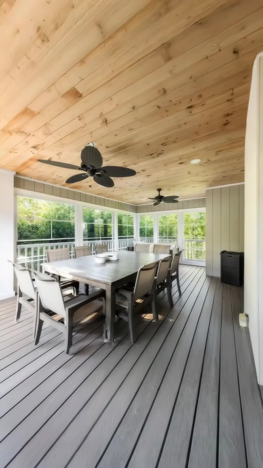 宿泊施設による動画