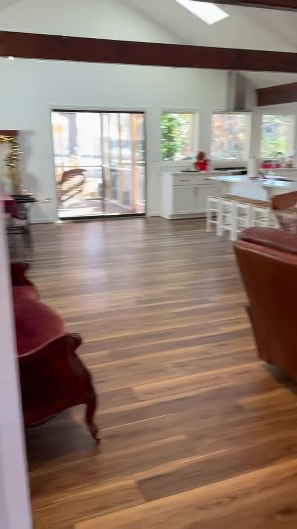 宿泊施設による動画