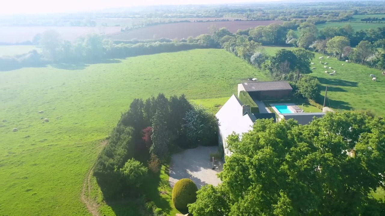 宿泊施設による動��画