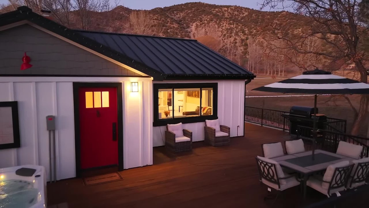 宿泊施設による動画