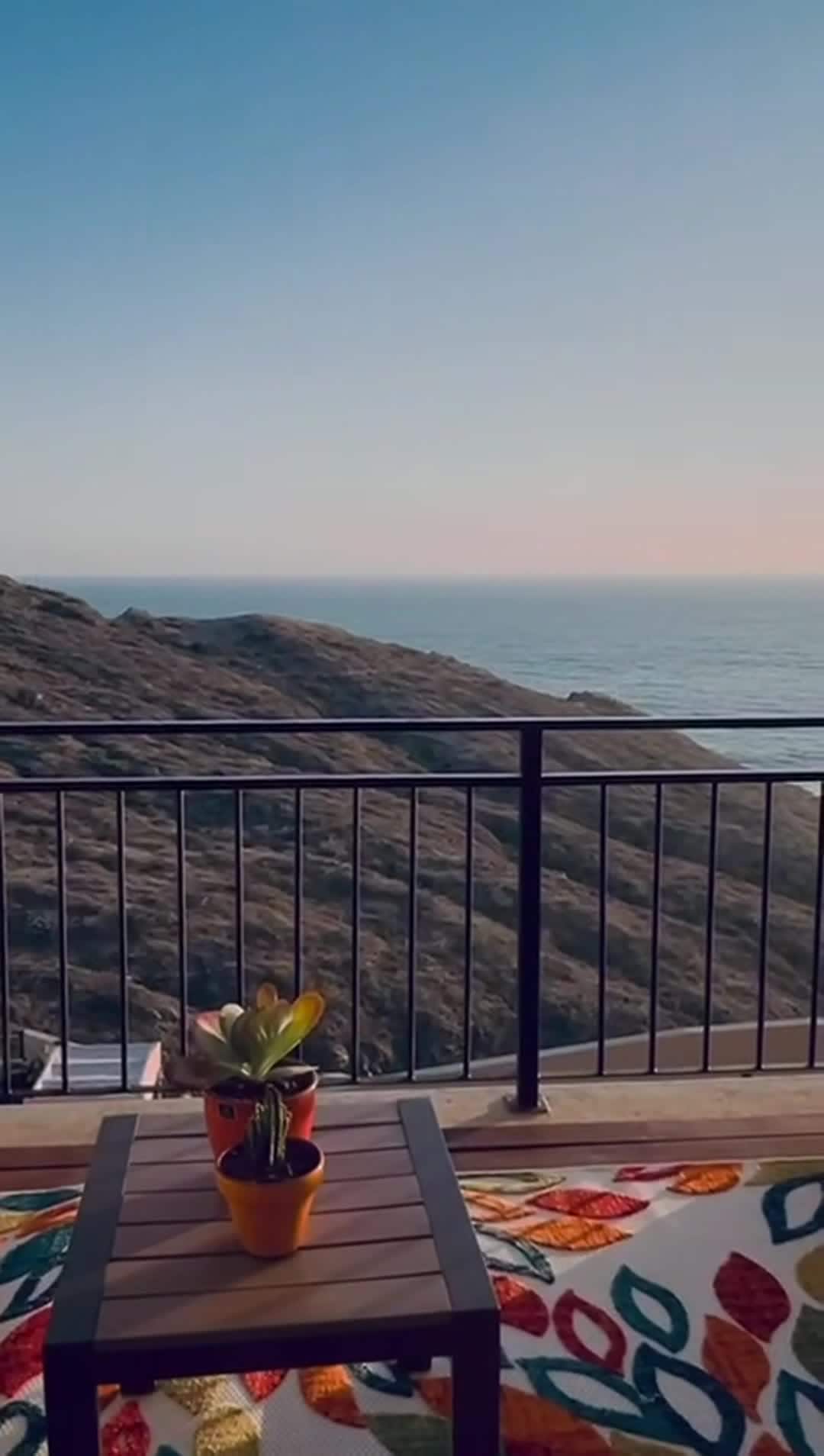 宿泊施設による動画